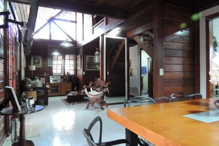 Casa de condomínio à venda com 154m², 3 quartos e 2 vagasSala