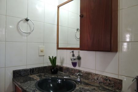 Casa de condomínio à venda com 154m², 3 quartos e 2 vagasBanheiro Social