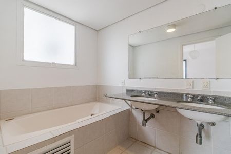 Apartamento à venda com 211m², 2 quartos e 2 vagasBanheiro da Suíte 1