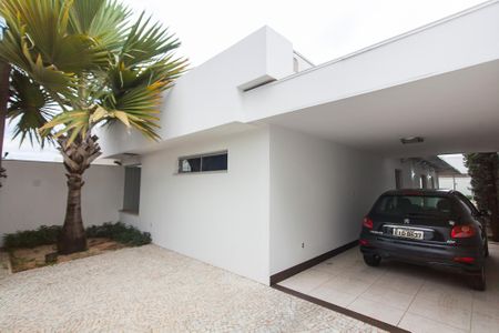 Casa para alugar com 256m², 4 quartos e 4 vagas Casa para alugar com 256m², 4 quartos e 4 vagasFachada