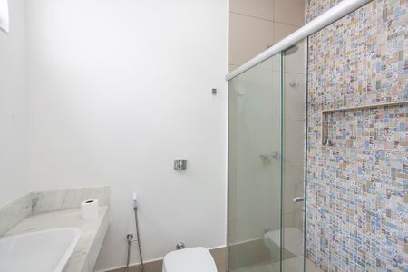 Casa para alugar com 256m², 4 quartos e 4 vagas Casa para alugar com 256m², 4 quartos e 4 vagasBanheiro da Suíte 2