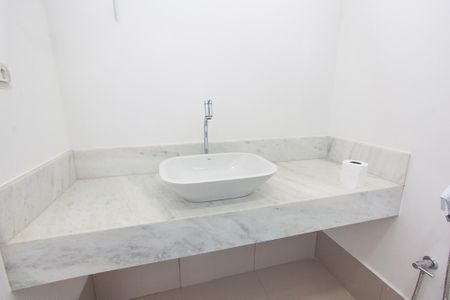 Casa para alugar com 256m², 4 quartos e 4 vagas Casa para alugar com 256m², 4 quartos e 4 vagasBanheiro da Suíte 2