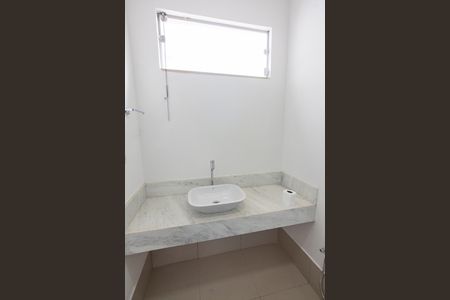 Casa para alugar com 256m², 4 quartos e 4 vagas Casa para alugar com 256m², 4 quartos e 4 vagasBanheiro da Suíte 2