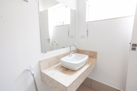 Casa para alugar com 256m², 4 quartos e 4 vagas Casa para alugar com 256m², 4 quartos e 4 vagasBanheiro da Suíte 1