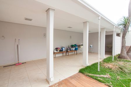 Casa para alugar com 256m², 4 quartos e 4 vagas Casa para alugar com 256m², 4 quartos e 4 vagasPiscina