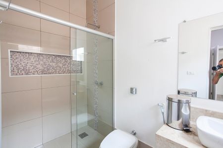 Casa para alugar com 256m², 4 quartos e 4 vagas Casa para alugar com 256m², 4 quartos e 4 vagasBanheiro da Suíte 1