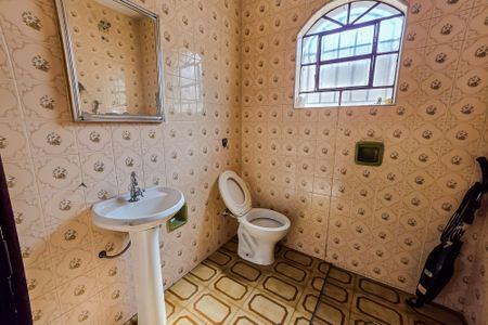 Casa à venda com 240m², 4 quartos e 2 vagas Casa à venda com 240m², 4 quartos e 2 vagasBanheiro Social