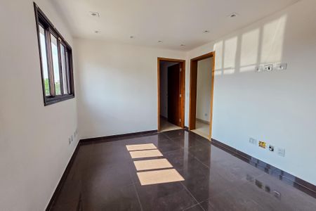 Casa à venda com 240m², 4 quartos e 2 vagas Casa à venda com 240m², 4 quartos e 2 vagasCorredor