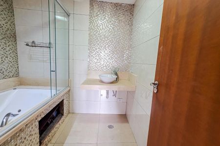 Casa à venda com 240m², 4 quartos e 2 vagas Casa à venda com 240m², 4 quartos e 2 vagasBanheiro da Suíte