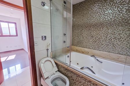 Casa à venda com 240m², 4 quartos e 2 vagas Casa à venda com 240m², 4 quartos e 2 vagasBanheiro da Suíte