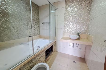 Casa à venda com 240m², 4 quartos e 2 vagas Casa à venda com 240m², 4 quartos e 2 vagasBanheiro da Suíte