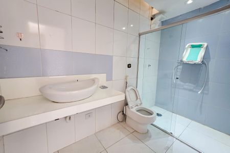 Casa à venda com 240m², 4 quartos e 2 vagas Casa à venda com 240m², 4 quartos e 2 vagasBanheiro Social 2