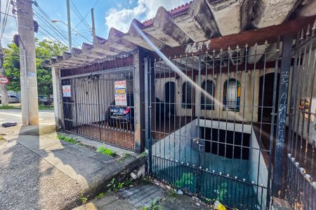 Casa à venda com 240m², 4 quartos e 2 vagas Casa à venda com 240m², 4 quartos e 2 vagasFachada