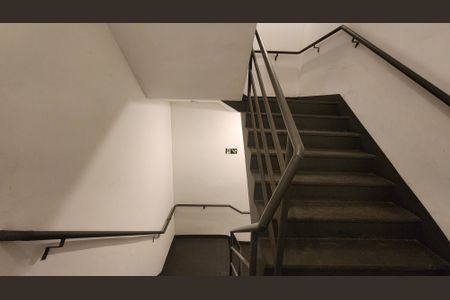 Apartamento para alugar com 85m², 1 quarto e 1 vaga Apartamento para alugar com 85m², 1 quarto e 1 vagaEscada