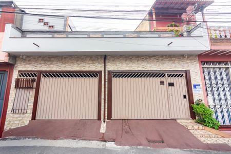 Casa à venda com 121m², 2 quartos e 2 vagas Casa à venda com 121m², 2 quartos e 2 vagasFachada