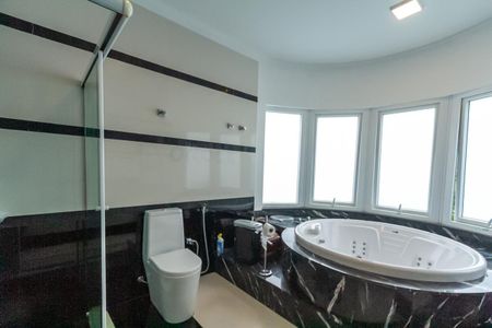 Casa de condomínio à venda com 725m², 5 quartos e 7 vagasBanheiro da Suíte 2