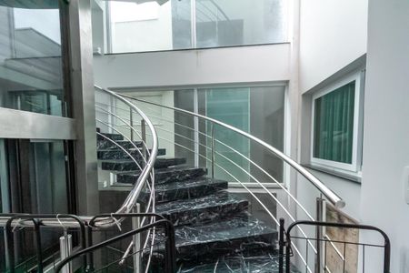 Casa de condomínio à venda com 725m², 5 quartos e 7 vagasEscada