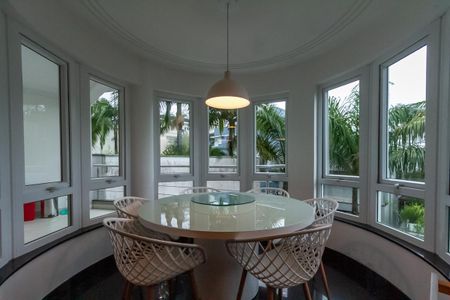 Casa de condomínio à venda com 725m², 5 quartos e 7 vagasCozinha