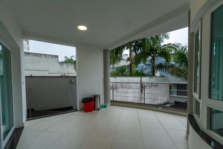 Casa de condomínio à venda com 725m², 5 quartos e 7 vagasVaranda da Cozinha