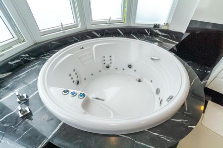 Casa de condomínio à venda com 725m², 5 quartos e 7 vagasBanheiro da Suíte 2