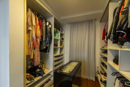 Casa de condomínio à venda com 725m², 5 quartos e 7 vagasCloset da Suíte 2