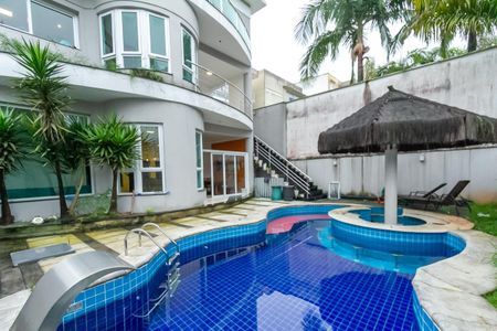 Casa de condomínio à venda com 725m², 5 quartos e 7 vagasPiscina