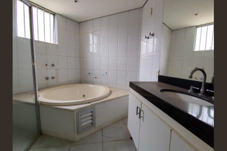 Apartamento à venda com 216m², 4 quartos e 2 vagas Apartamento à venda com 216m², 4 quartos e 2 vagasBanheiro suite 2