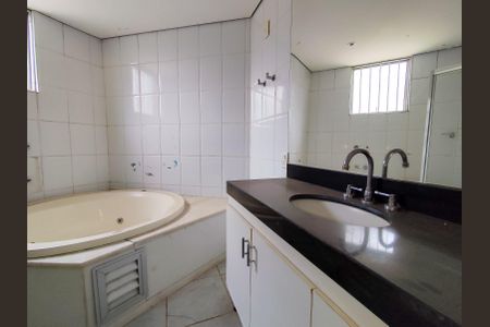 Apartamento à venda com 216m², 4 quartos e 2 vagas Apartamento à venda com 216m², 4 quartos e 2 vagasBanheiro suite 2