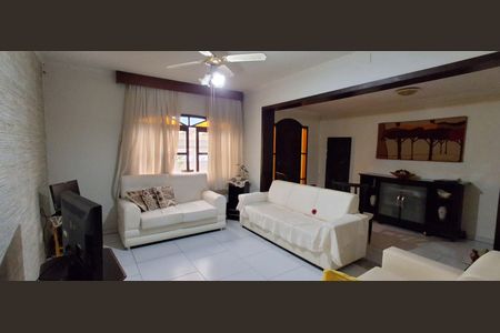 Casa à venda com 212m², 3 quartos e 2 vagasSala