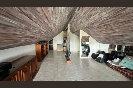 Casa de condomínio à venda com 335m², 4 quartos e 3 vagasSótão