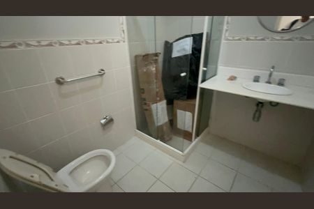 Casa de condomínio à venda com 335m², 4 quartos e 3 vagasBanheiro de Serviço 2