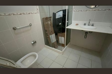 Casa de condomínio à venda com 335m², 4 quartos e 3 vagasBanheiro de Serviço 2