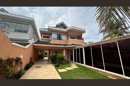 Casa de condomínio à venda com 335m², 4 quartos e 3 vagasFachada