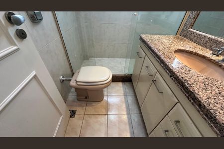 Casa de condomínio à venda com 335m², 4 quartos e 3 vagasBanheiro da Suíte 1