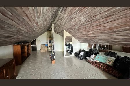 Casa de condomínio à venda com 335m², 4 quartos e 3 vagasSótão