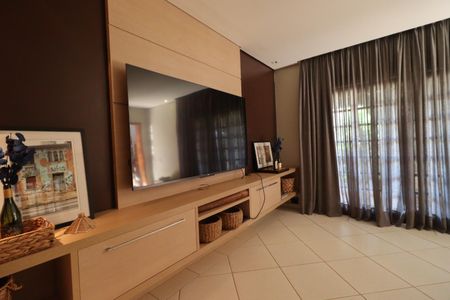 Casa de condomínio para alugar com 1000m², 4 quartos e 6 vagasSala tv