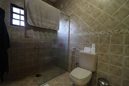 Casa de condomínio para alugar com 1000m², 4 quartos e 6 vagasBanheiro da Suíte 3
