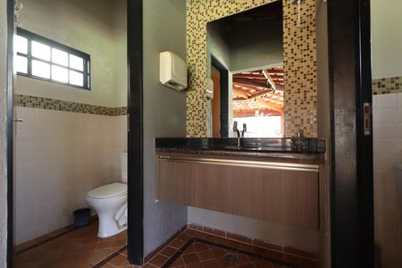 Casa de condomínio para alugar com 1000m², 4 quartos e 6 vagasEspaço Gourmet - Banheiros