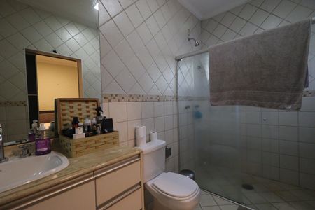 Casa de condomínio para alugar com 1000m², 4 quartos e 6 vagasBanheiro da Suíte 2