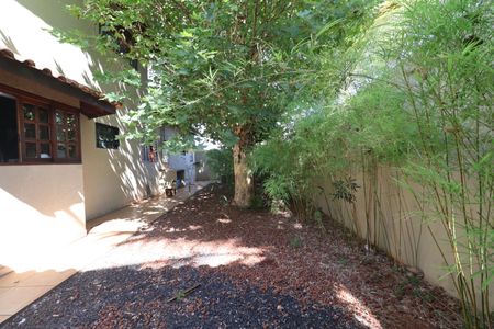 Casa de condomínio para alugar com 1000m², 4 quartos e 6 vagasQuintal