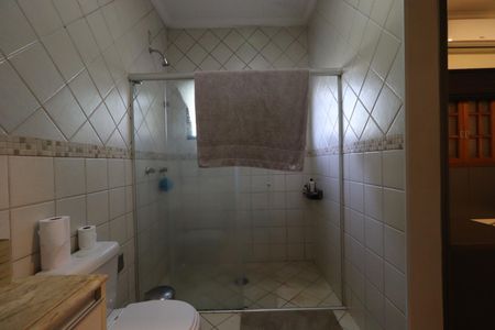 Casa de condomínio para alugar com 1000m², 4 quartos e 6 vagasBanheiro da Suíte 2