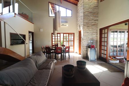 Casa de condomínio para alugar com 1000m², 4 quartos e 6 vagasSala