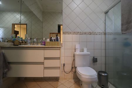 Casa de condomínio para alugar com 1000m², 4 quartos e 6 vagasBanheiro da Suíte 2