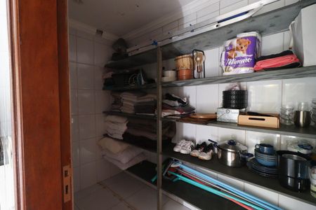 Casa de condomínio para alugar com 1000m², 4 quartos e 6 vagasDespensa