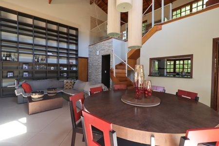 Casa de condomínio para alugar com 1000m², 4 quartos e 6 vagasSala