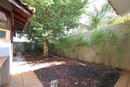 Casa de condomínio para alugar com 1000m², 4 quartos e 6 vagasQuintal