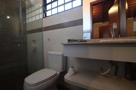 Casa de condomínio para alugar com 1000m², 4 quartos e 6 vagasBanheiro da Suíte 1