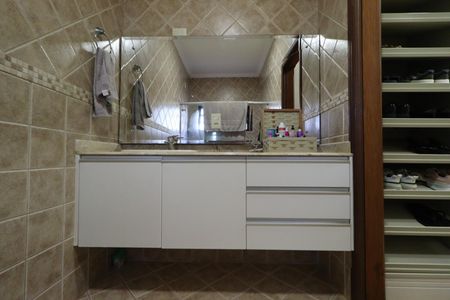 Casa de condomínio para alugar com 1000m², 4 quartos e 6 vagasBanheiro da Suíte 3