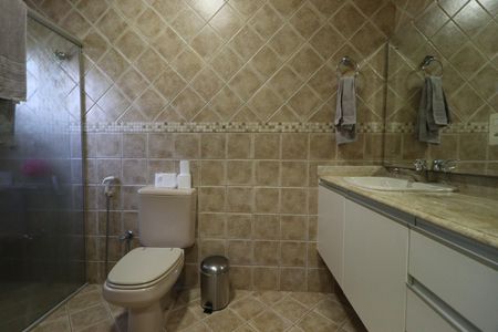 Casa de condomínio para alugar com 1000m², 4 quartos e 6 vagasBanheiro da Suíte 3