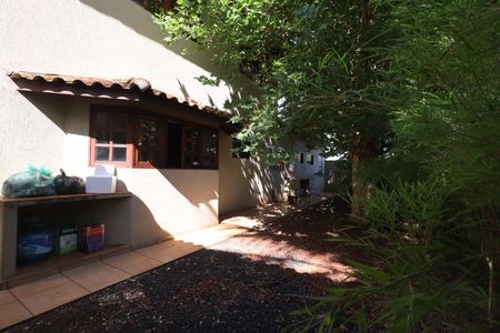 Casa de condomínio para alugar com 1000m², 4 quartos e 6 vagasQuintal